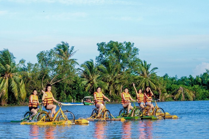 đạp xe đạp nước tại khu du lịch Tre Việt Đồng Nai