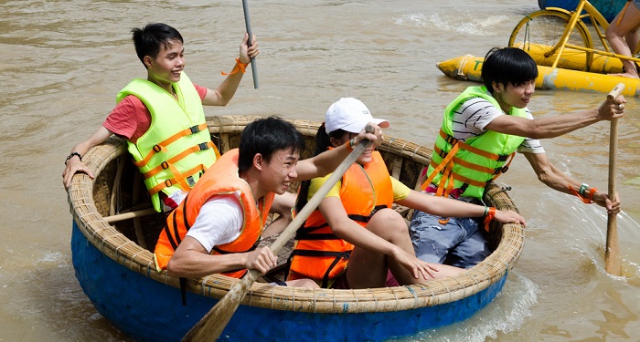 chèo thuyền thúng tại khu du lịch Tre Việt Đồng Nai