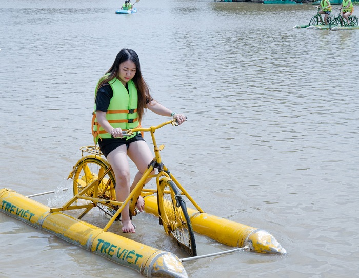 Đi xe đạp nước tại khu du lịch Tre Việt Đồng Nai