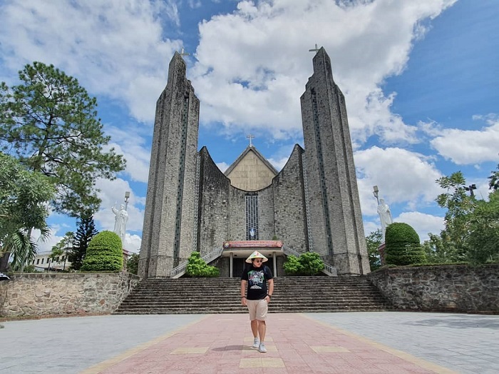 nhà thờ Phủ Cam - địa điểm chụp ảnh đẹp ở Huế