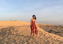 Cồn cát Quang Phú – tiểu sa mạc đẹp mê hồn giữa lòng Quảng Bình Nói đến du lịch Quảng Bình, mọi người thường nghĩ ngay đến những hang động kỳ vỹ như Phong Nha, Sơn Đòong hay biển Nhật Lệ nên thơ trữ tình. Tuy nhiên đến với xứ Quảng mà không khám phá Cồn cát Quang Phú Quảng Bình thì quả là vô cùng đáng tiếc. Đây được xem là một trong những cồn cát đẹp nhất của dải đất miền Trung, ẩn chứa nhiều điều thú vị để chúng ta có thể trải nghiệm. Giới thiệu đôi nét về cồn cát Quang Phú Cồn cát Quang Phú có địa chỉ nằm tại xã Nhân Trạch, huyện Bố Trạch, cách trung tâm thành phố Đồng Hới khoảng 8km về phía Đông Bắc từ lâu đã được xem là một trong những điểm đến du lịch hút khách nhất Quảng Bình. Đây chính là cồn cát lớn nhất Quảng Bình và được bình chọn là một trong những cồn cát đẹp nhất miền Trung. Vẻ đẹp của cồn cát Quang Phú khiến du khách phải ngỡ ngàng Do chưa chịu nhiều tác động của con người nên cồn cát Quang Phú Quảng Bình vẫn giữ được vẻ đẹp bình yên, hoang sơ vốn có. Nhìn từ trên cao xuống, cồn cát hiện lên tựa như một bức tranh thiên nhiên khổng lồ, với gam màu vàng cát chủ đạo, dù rất bình dị, thân thương nhưng lại có sức hấp dẫn đến lạ thường. Đặt chân đến du lịch đồi cát Quang Phú, bạn thật sự sẽ phải ngỡ ngàng khi được chiêm ngưỡng những triền cát trải dài ngút tầm mắt dưới ánh nắng lung linh. Điểm xuyết lên trên nền cát vàng rực là một vài bụi cây dại, cành cây khô tạo nên khung cảnh thiên nhiên bình dị, hoang sơ nhưng đẹp đến mê hồn. Tại đây bạn sẽ được chinh phục những cồn cát có độ cao lên đến cả trăm mét. Điểm đặc biệt của cồn cát Quang Phú Quảng Bình còn nằm ở chỗ các vân cát sẽ thay đồi hình dạng từng ngày, từng giờ do gió biển, thật sự vô cùng diệu kỳ. Màu sắc cũng sẽ biến đổi theo thời gian. Nếu buổi sáng, cát có màu trắng mịn tinh khôi thì khi trưa đến, cả cồn cát lại khoác lên mình lớp áo màu vàng nghệ bắt mắt. Vào buổi chiều tối, lớp áo vàng rực rỡ ấy lại được thay bằng một màu xám trắng rất đặc trưng. Cách di chuyển đến cồn cát Quang Phú Quảng Bình Đồi cát Quang Phú Quảng Bình nằm cách trung tâm thành phố Đồng Hới chỉ khoảng 8 km vì vậy du khách có thể di chuyển đến đây một cách dễ dàng. Từ trung tâm thành phố, các bạn di chuyển theo đường Trần Hưng Đạo, sau đó rẽ vào đường Nguyễn Du, tiếp tục đi thẳng theo đường Trương Pháo, qua bãi biển Nhật Lệ một đoạn sẽ đến một ngã ba. Tại đây, bạn rẽ trái đi thêm một đoạn ngắn nữa là sẽ đến cồn cát Quang Phú. Nên đi cồn cát Quang Phú vào thời điểm nào trong ngày? Quảng Bình là vùng đất có thời tiết khá nắng nóng, đặc biệt là vào mùa hè. Vì vậy theo kinh nghiệm đi cồn cát Quang Phú, bạn nên tới đây vào buổi sáng sớm hoặc chiều tối. Đứng trên đỉnh đồi cát vào buổi sớm tinh mơ, bạn sẽ được chiêm ngưỡng cảnh bình minh đẹp ngất ngây lòng người. Còn vào buổi chiều, khung cảnh hoàng hôn tại cồn cát khiến bất cứ trái tim nào cũng đều phải tan chảy. Giá vé tham quan cồn cát Quang Phú Cồn cát Quang Phú Quảng Bình hiện đang miễn phí hoàn toàn vé vào tham quan cho du khách. Tuy nhiên, nếu bạn muốn trải nghiệm trượt cát thì cần phải mua vé. Chỉ với 30,000đ bạn sẽ có 2 tiếng đồng hồ trải nghiệm hoạt động đầy thú vị và hấp dẫn này. Trải nghiệm thú vị tại cồn cát Quang Phú Thiên đường check in sống ảo Vẻ đẹp của cồn cát Quang Phú đã khiến không biết bao nhiêu nhiếp ảnh gia cũng như các bạn trẻ phải say mê. Đứng tại đây, chẳng cần phải biết tạo dáng hay có kỹ năng bấm máy điệu nghệ thì bạn vẫn có thể bỏ túi những bức hình check in đậm tính nghệ thuật. Trải nghiệm hoạt động trượt cát thú vị Bất cứ ai khi du lịch cồn cát Quang Phú Quảng Bình cũng không thể bỏ qua cơ hội được trải nghiệm trò chơi trượt cát tại đây. Cảm giác được lao từ trên đỉnh đồi cát cao hàng trăm mét xuống phía dưới với vận tốc xé gió quả thật vô cùng tuyệt vời đấy. Các cồn cát tại đây cũng có độ cao khá đa dạng, phù hợp với cả người già, trẻ nhỏ. So với cồn cát ở Phan Thiết, dịch vụ cho thuê ván trượt tại Quang Phú chưa chuyên nghiệp bằng nhưng bạn vẫn có thể yên tâm về chất lượng cũng như độ dan toàn. Một vài lưu ý khi đi cồn cát Quang Phú - Tránh đến đây vào buổi trưa vì trời nắng, nhiệt độ của cát rất nóng. - Dù đi vào buổi sáng hay chiều thì bạn cũng đừng quên mang theo kem chống nắng nếu không muốn làn da bị nhuộm nâu sau khi ra về nhé. - Ngoài cồn cát Quang Phú, nằm gần đó còn có đồi cát Nhân Trạch, Bàu Trưng. Nếu có thời gian bạn cũng có thể ghé thăm. Quảng Bình luôn xứng đáng là một điểm đến du lịch hấp dẫn của miền Trung. Nếu một ngày nào đó bạn có dịp khám phá xứ Quảng, nhớ ghé thăm cồn cát Quang Phú và lưu giữ lại những kỷ niệm tuyệt vời nhé. Đừng quên theo dõi những tin tức du lịch Quảng Bình mới nhất để cập nhật thêm nhiều điều thú vị.