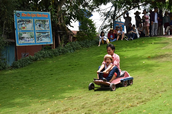 trượt cỏ tại khu du lịch Vinh Sang Vĩnh Long