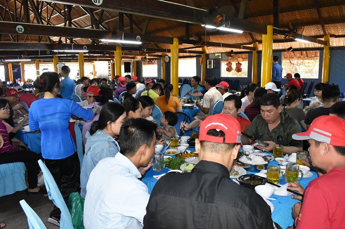 ăn uống tại khu du lịch Vinh Sang Vĩnh Long