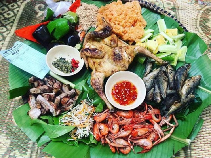 thưởng thức những món ăn ngon tại suối Nước Moọc Quảng Bình