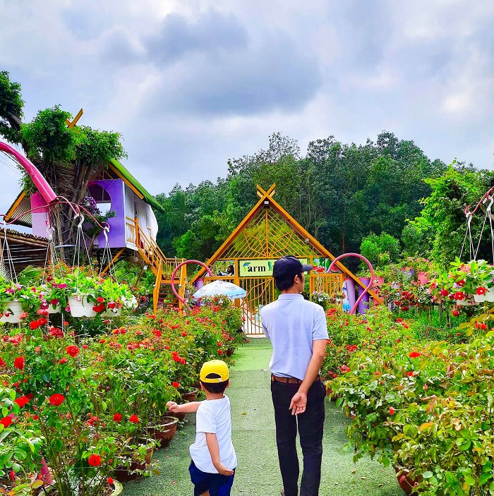 vườn hoa tại khu du lịch Suối Chí Quảng Ngãi
