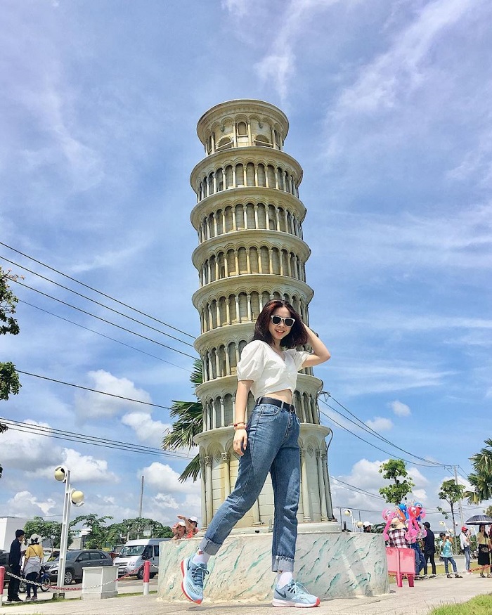 cô gái check in tháp nghiêng PISA tại công viên kỳ quan thế giới Đà Nẵng