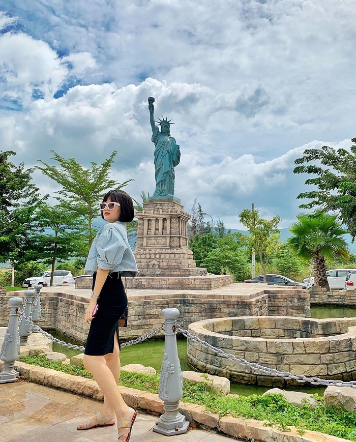 cô gái check in tượng nữ thần tự do tại công viên kỳ quan thế giới Đà Nẵng