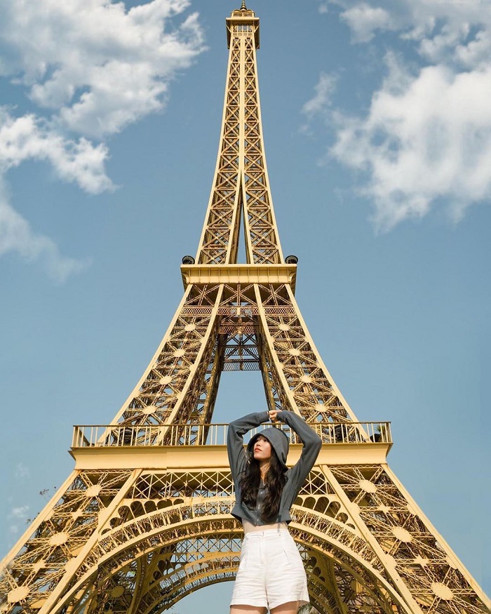 cô gái check in tháp Eiffel tại công viên kỳ quan thế giới Đà Nẵng