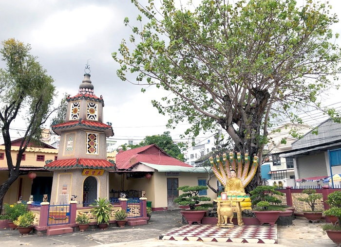 Khuôn viên của chùa Tam Bảo - địa điểm du lịch ở Rạch Giá nổi tiếng