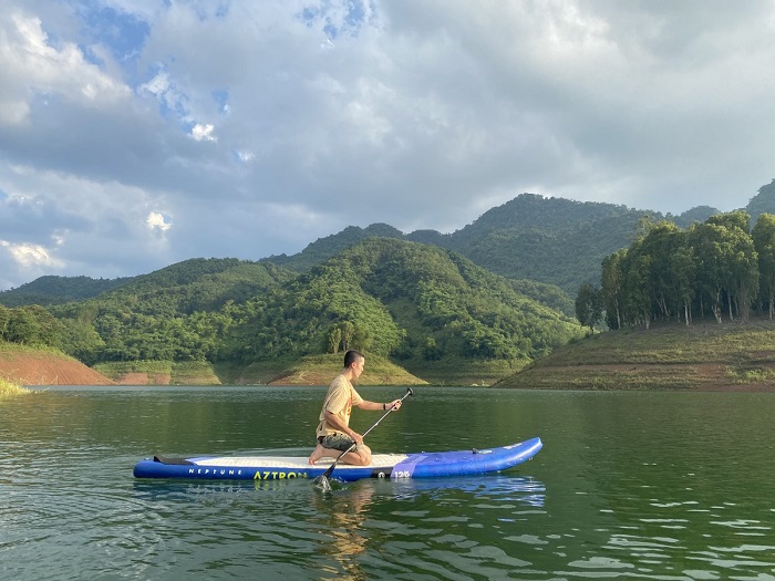 chèo thuyền kayak khi Du lịch Đà Bắc Hòa Bình 