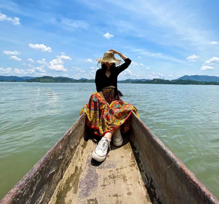 du lịch hồ Lắk Tây Nguyên - chụp ảnh trên thuyền