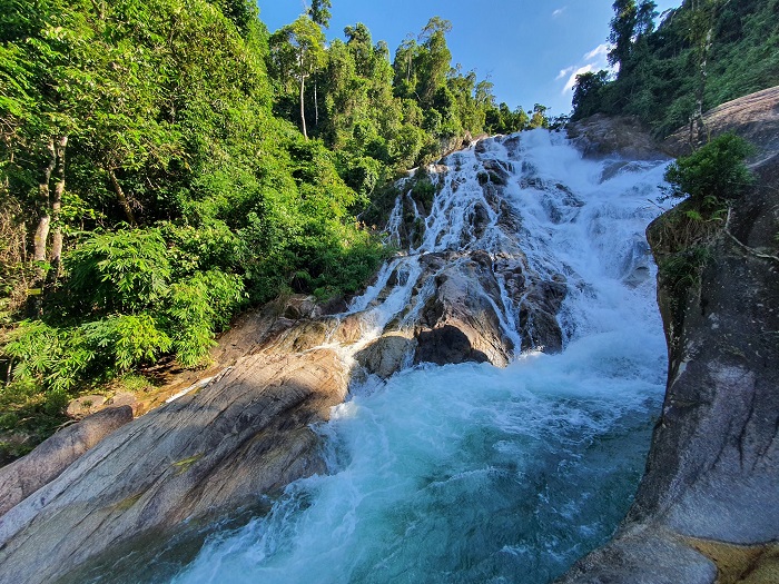 dòng nước chảy dữ dội tại thác Ma Hao Thanh Hóa