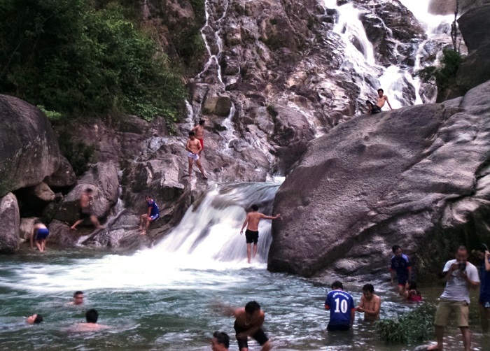 tắm thác tại thác Ma Hao Thanh Hóa