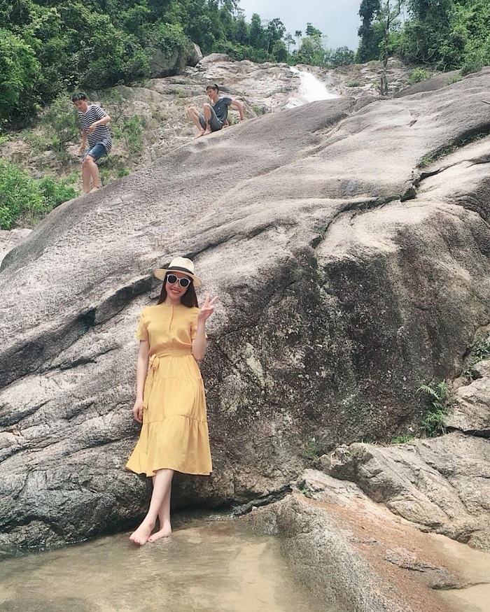 Những tảng đá khổng lồ tại thác Ma Hao Thanh Hóa