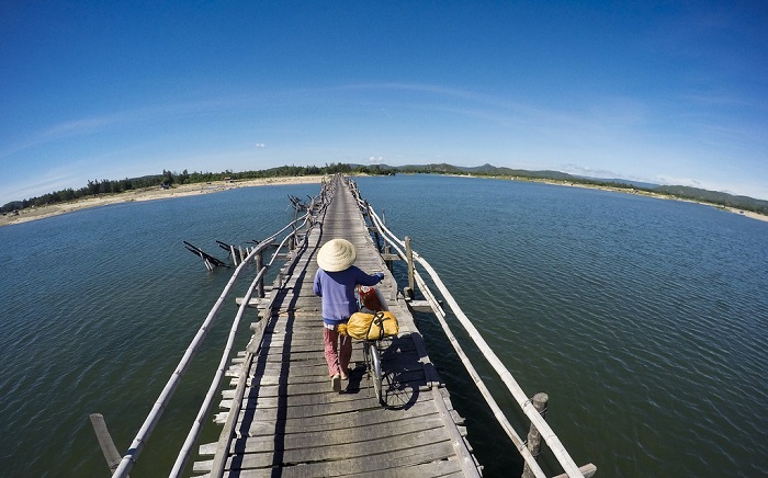đi xe đạp  trên cầu Ông Cọp Phú Yên