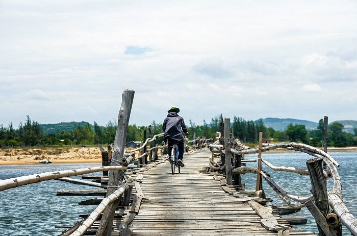 đi xe đạp trên cầu Ông Cọp Phú Yên