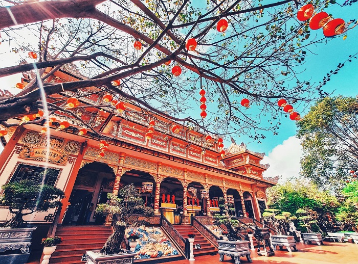 Tòa chánh điện với vẻ đẹp lộng lẫy của chùa Nam Sơn Đà Nẵng