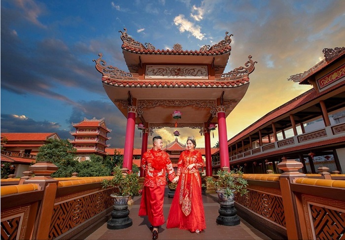 cặp đôi check in tại chùa Nam Sơn Đà Nẵng