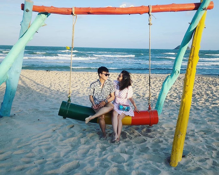 Couple checking in at Coco Beach Camp Binh Thuan