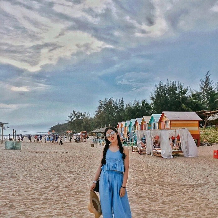 chụp hình bên bờ biển tại Coco Beach Camp Bình Thuận 
