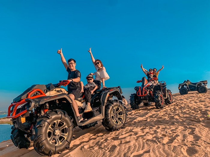 Đi xe địa hình trên đồi cát tại khu du lịch Bàu Trắng Bình Thuận