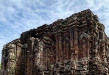 Thánh địa Mỹ Sơn – Di sản huyền bí của vùng đất Quảng Nam 2 cô gái check in tại thánh địa Mỹ Sơn Quảng Nam