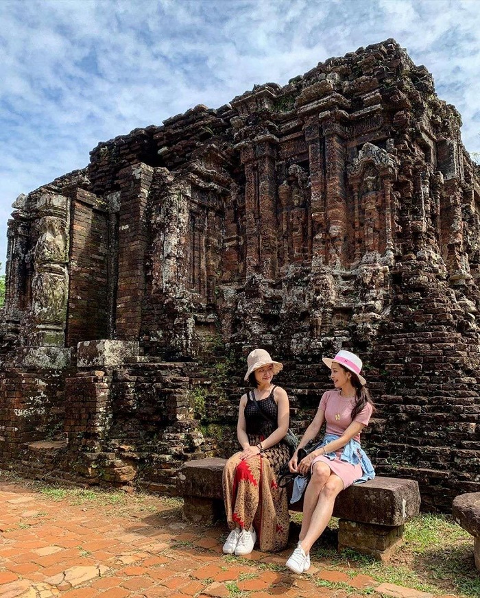 2 cô gái check in tại thánh địa Mỹ Sơn Quảng Nam