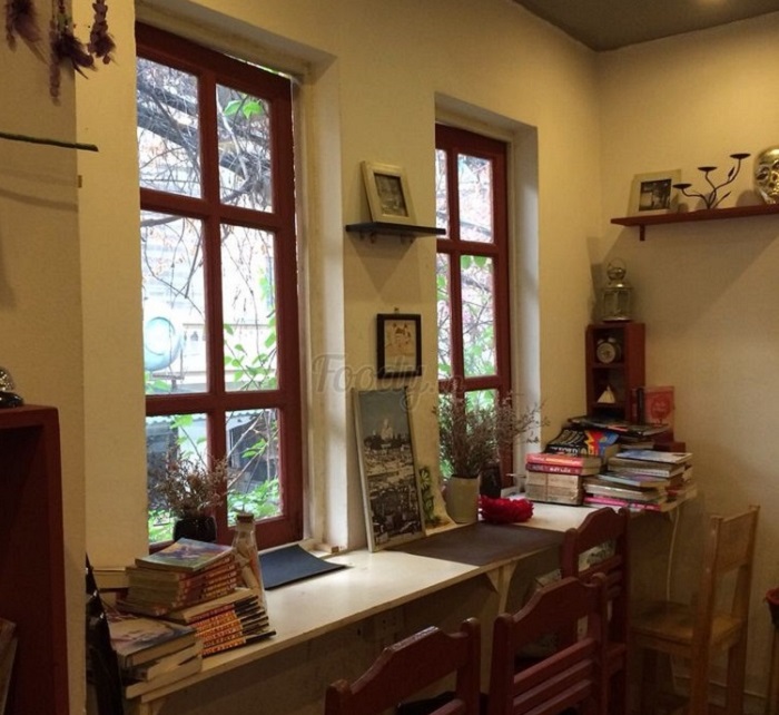 Le Petit Cafe - quán cafe sách ở Hà Nội nổi tiếng