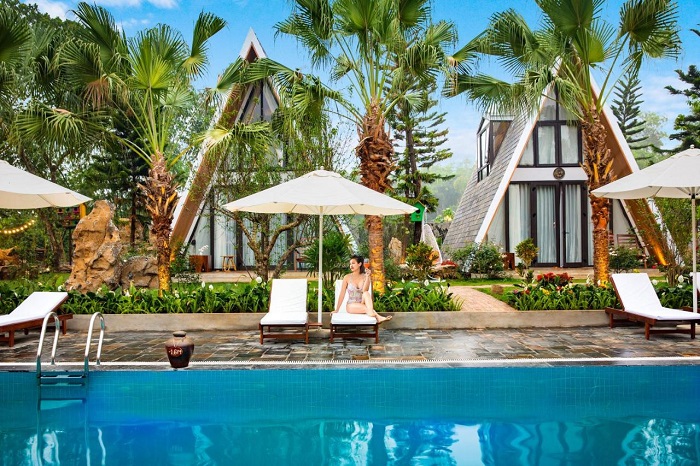 check in bên bể bơi tại Bái Đính Garden Resort Ninh Bình