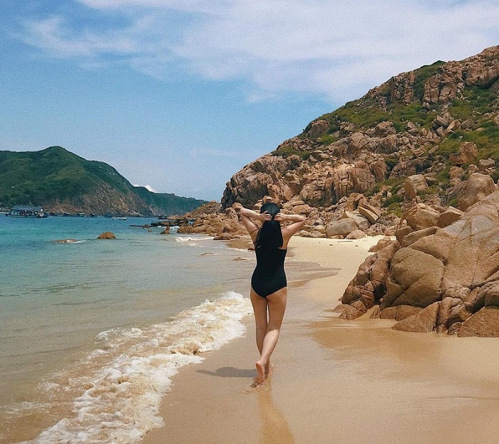 cô gái đi dạo bên bờ biển  khi du lịch đảo Hòn Khô Quy Nhơn