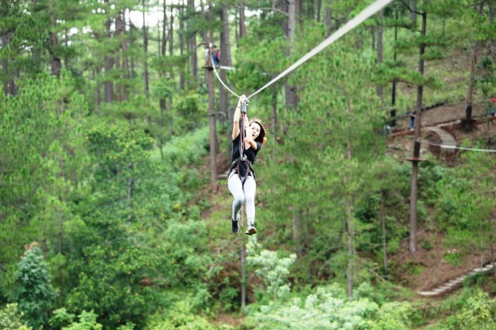 Đu dây zipline tại thác Datanla Đà Lạt