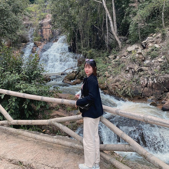 cô gái check in tại thác Datanla Đà Lạt