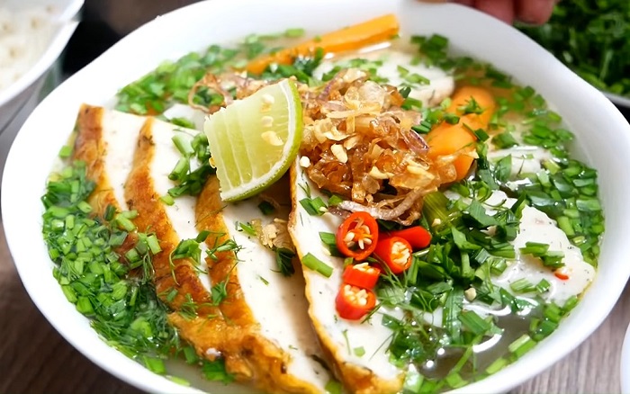 Bánh canh chả cá - một trong các món đ.c sản Nha Trang nổi tiếng