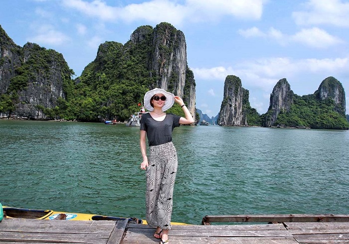 Ha Long travel experience - check in the beautiful limestone mountains