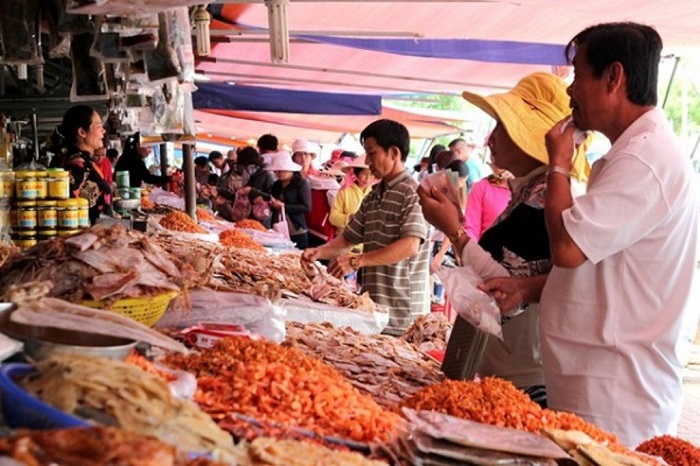 chợ Hàm Ninh là địa chỉ mua đặc sản ở Phú Quốc