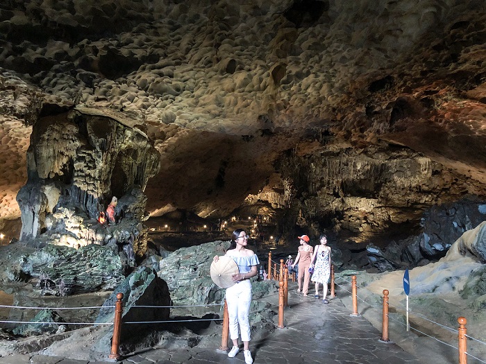 Experience of traveling to Ha Long - visiting caves