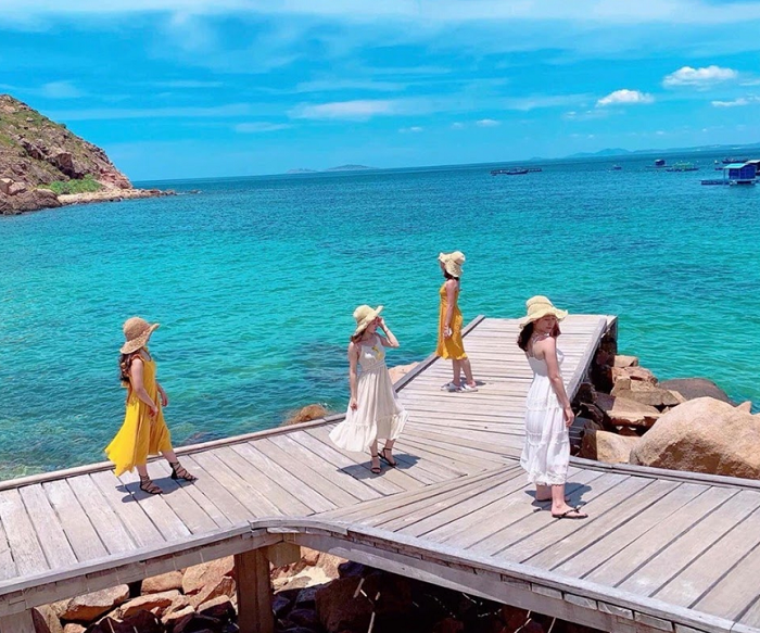 Quy Nhon travel experience - check in the beautiful wooden bridge