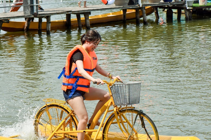 đạp xe tại khu du lịch Tre Việt Đồng Nai