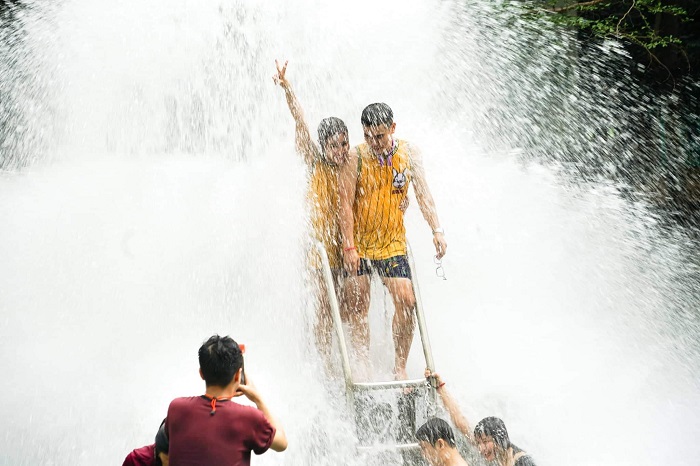 Trải nghiệm tắm thác đầy thú vị tại khu du lịch Thủy Châu Bình Dương