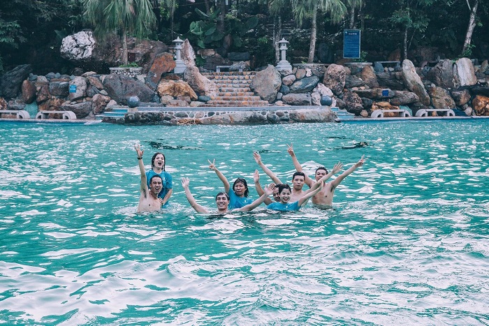 Trải nghiệm tắm bể bơi tại khu du lịch Thiên Sơn Suối Ngà
