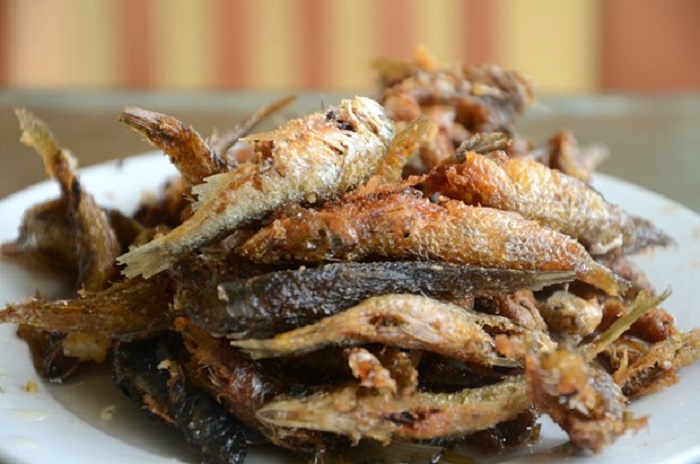thưởng thức món cá suối chiên tại suối Nước Moọc Quảng Bình
