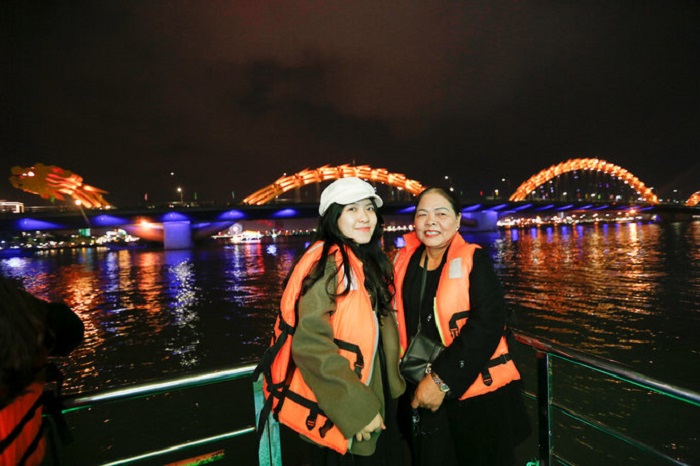 Đi du thuyền trên sông Hàn - địa điểm vui chơi về đêm ở Đà Nẵng