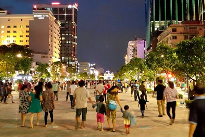 check in Phố đi bộ Bạch Đằng - địa điểm vui chơi về đêm ở Đà Nẵng