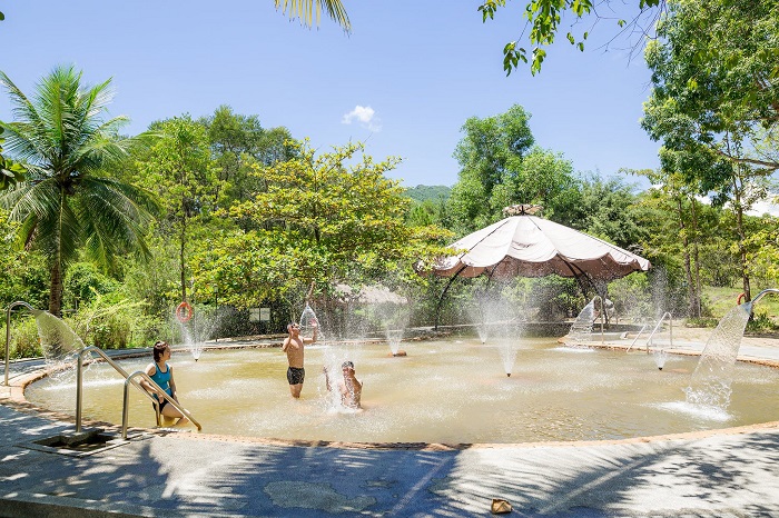 tắm khoáng nóng tại khu du lịch suối khoáng nóng Thanh Tân