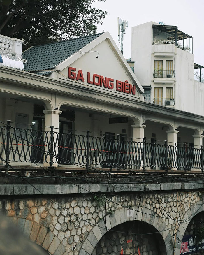 Ga Long Biên cũng là địa điểm được giới trẻ yêu thích ghé thăm