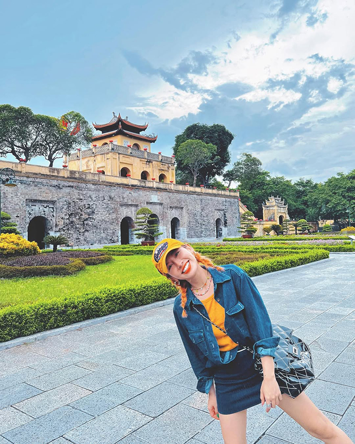 Hoàng Thành Thăng Long thu hút nhiều người tới chụp ảnh