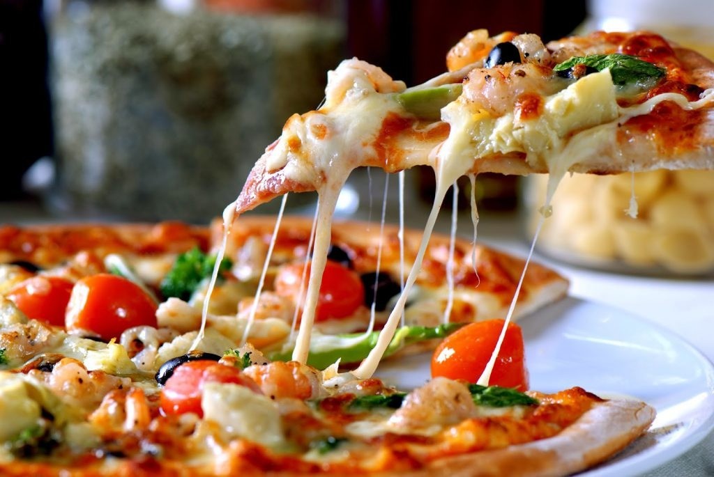 Pizza chuẩn vị Ý là sự kết hợp hoàn hảo giữa các nguyên liệu quyện cùng pho mai béo ngậy khó có thể chối từ
