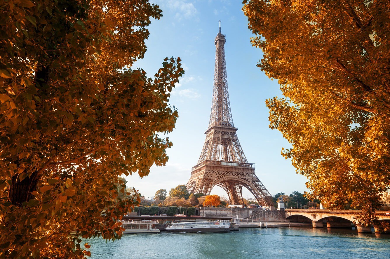 Màu lá vàng nhuộm màu cả một vùng khi đi tour du lịch Châu Âu vào mùa thu