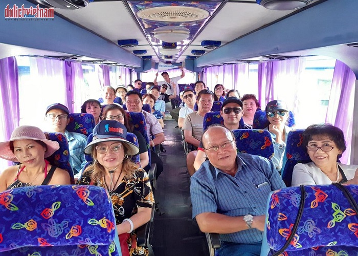 Đoàn du khách tham quan đảo Phi Phi