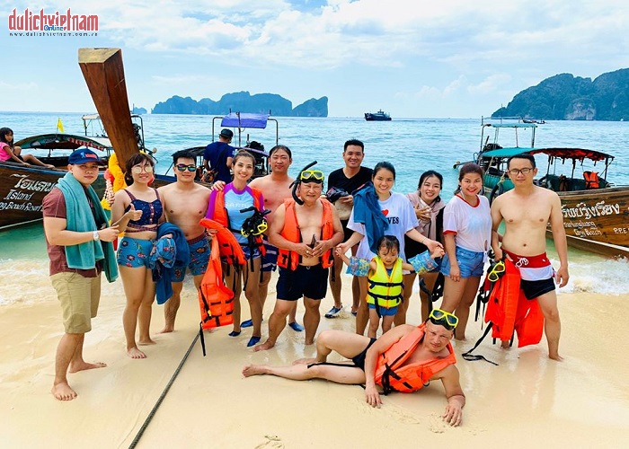 Đoàn du khách tham quan và có những trải nghiệm thú vị tại đảo Phuket
